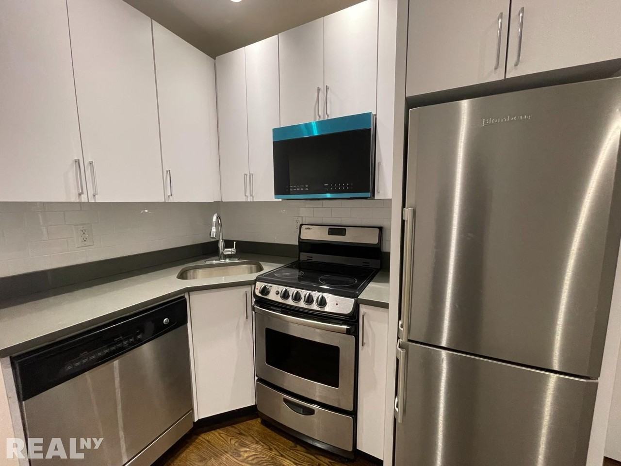 304 E 49th St #4A - Photo 3 of 4