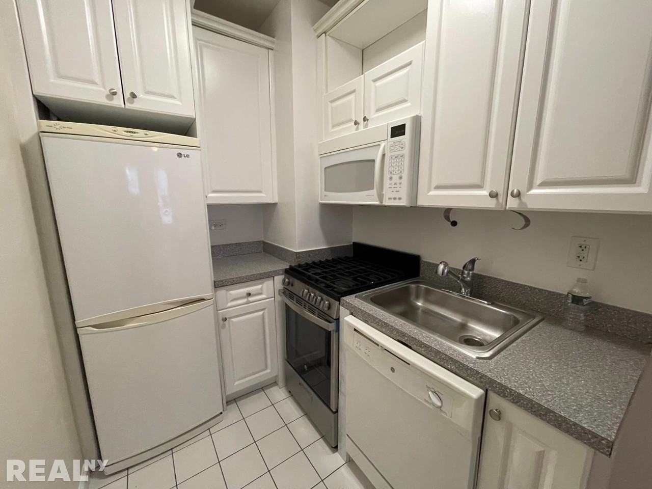 52 W 56th St #4R - Photo 3 of 4