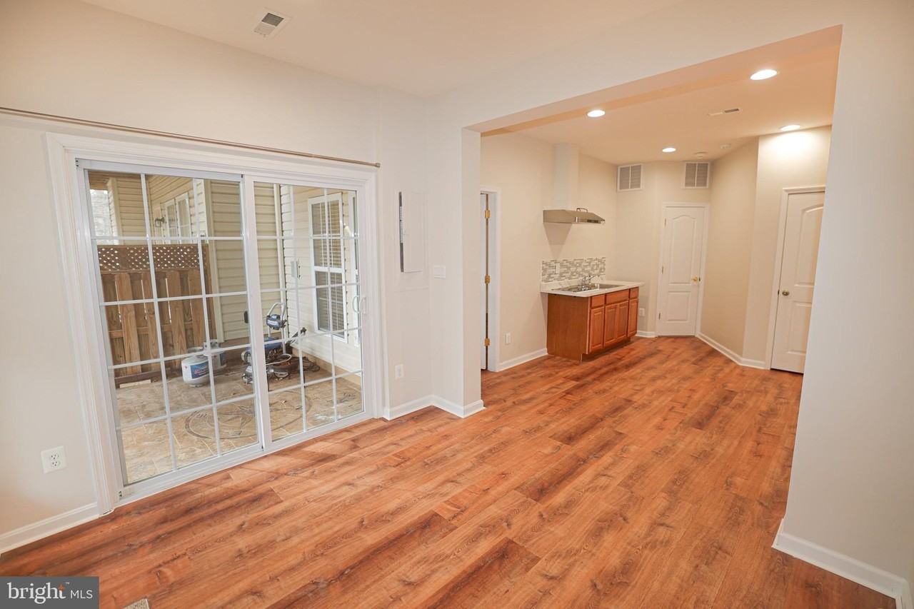 22090 Avonworth Sq - Photo 3 of 12