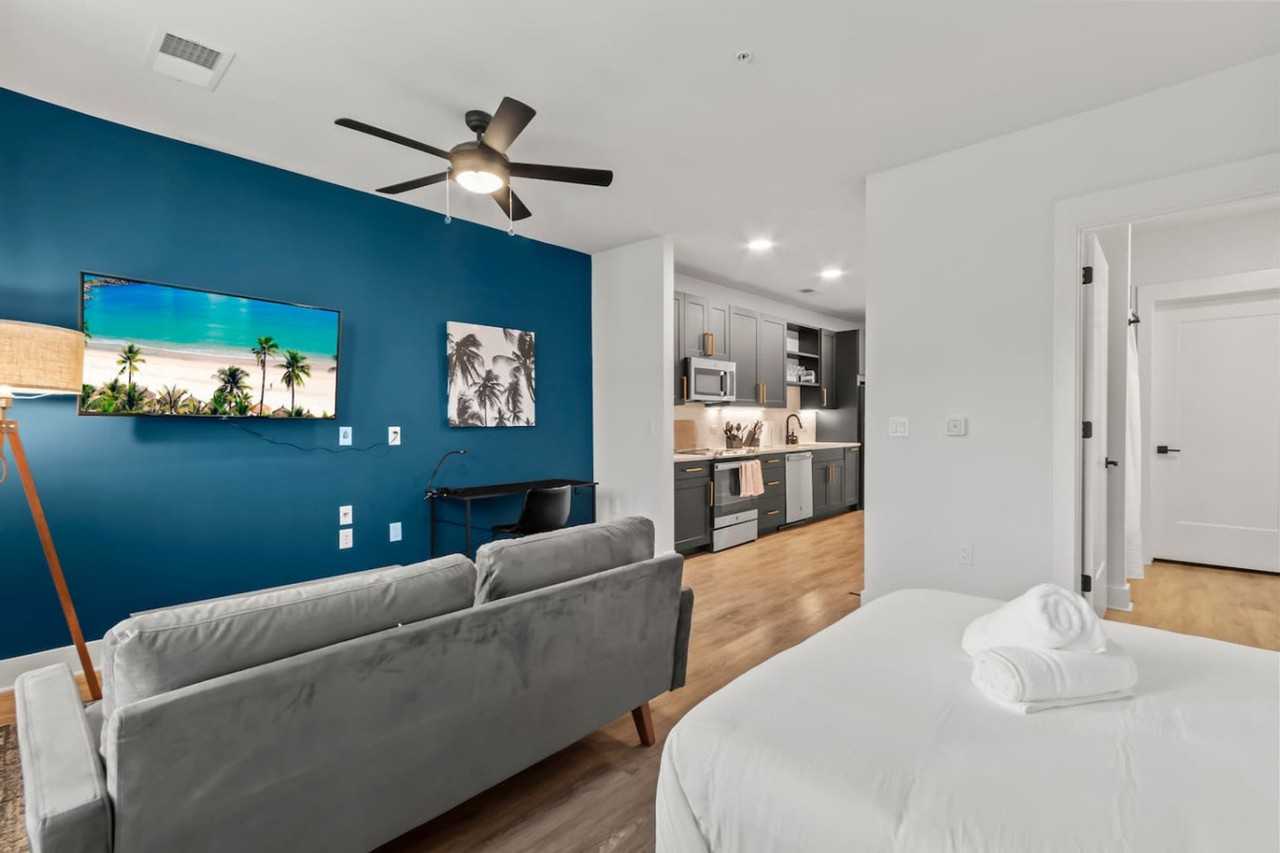 2317 W Grace St #1312500P - Photo 3 of 23