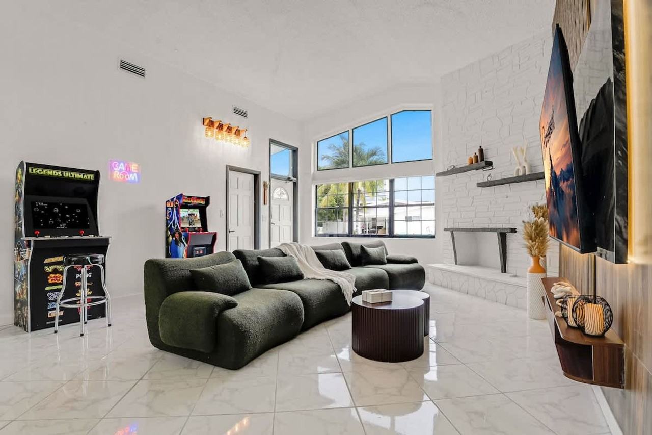 20140 Ne 25th Ct #1372364P - Photo 2 of 50