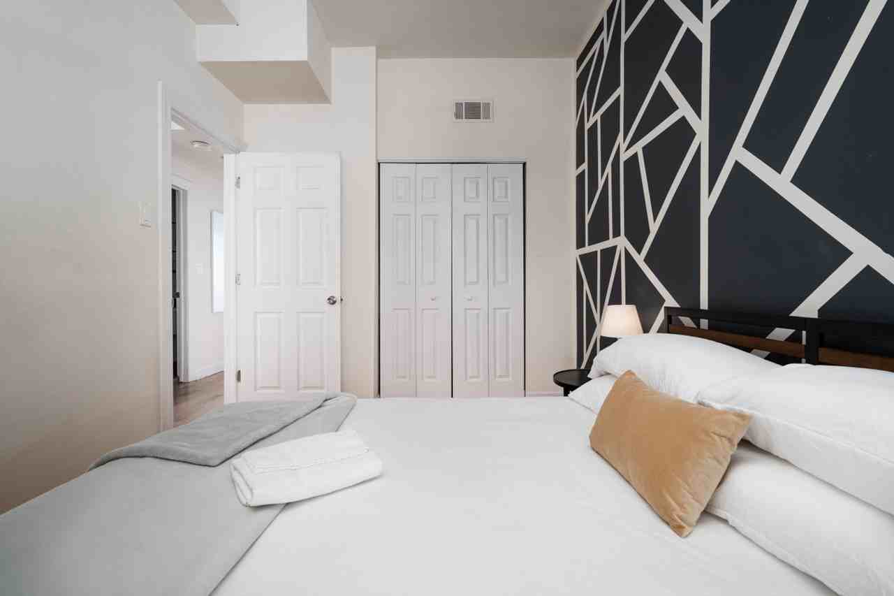 906 N Damen Ave #1379021P - Photo 7 of 26