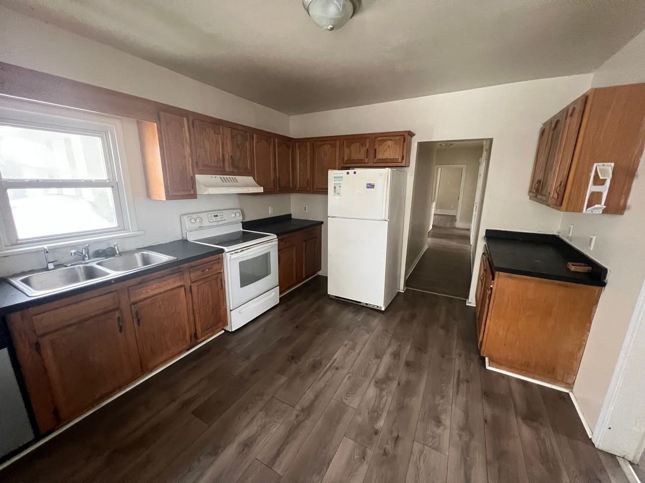 931 Wyoming Ave - Photo 2 of 9