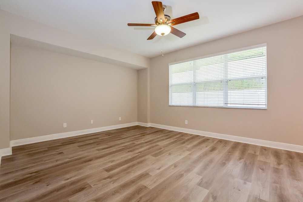 1129 Aqua Ln - Photo 4 of 17