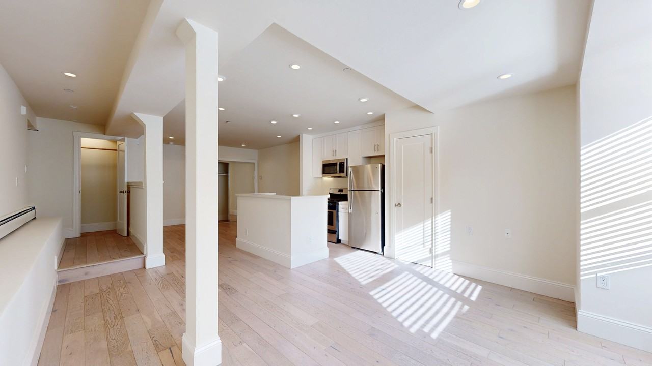 4736 Balboa St #2 - Photo 6 of 12