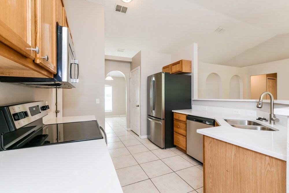 1141 Cambourne Dr - Photo 6 of 16