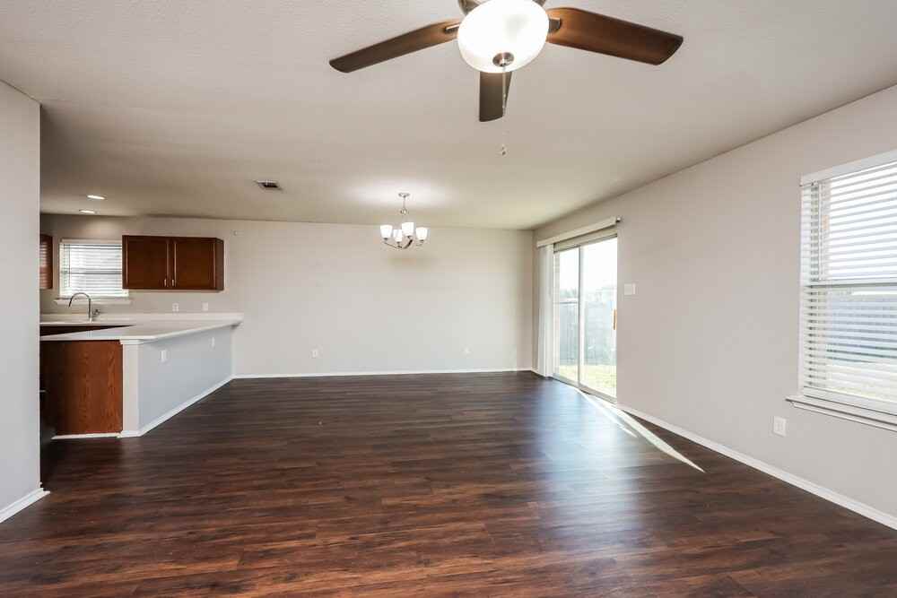 533 Hearthstone Dr - Photo 4 of 16