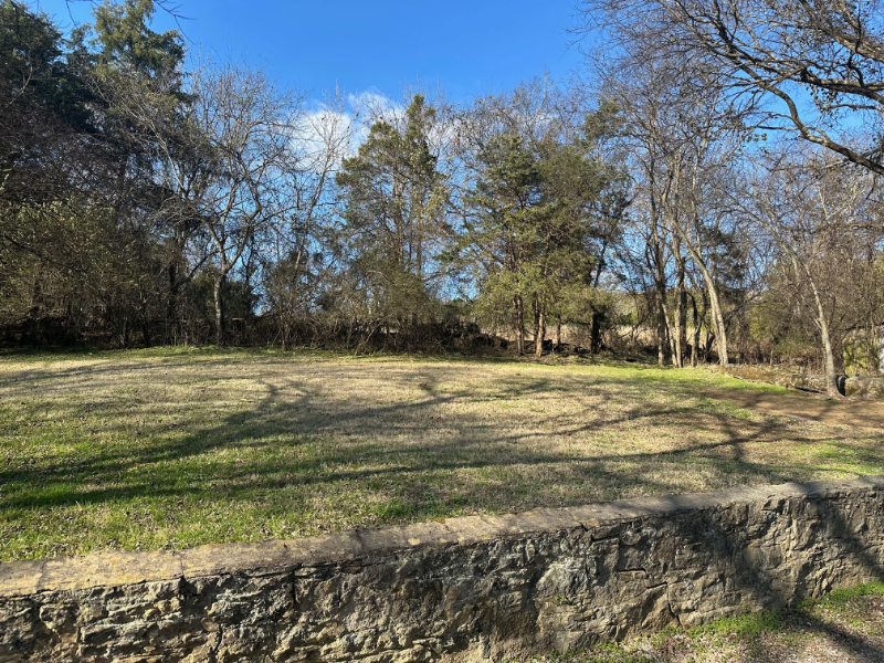 318 Valley View Dr - Photo 2 of 3