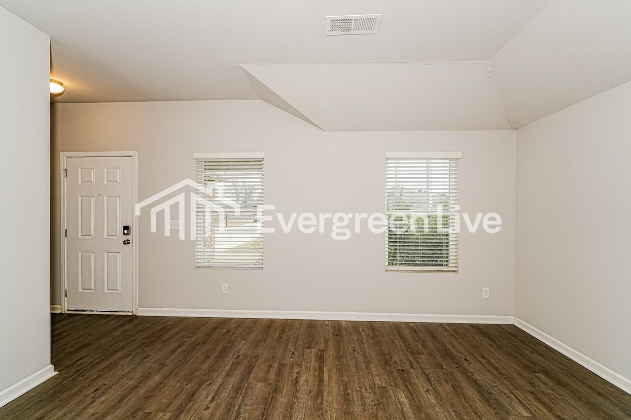 1045 Brookhaven Dr - Photo 4 of 17