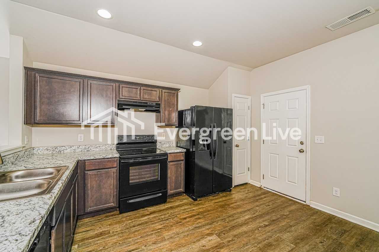 1045 Brookhaven Dr - Photo 6 of 17