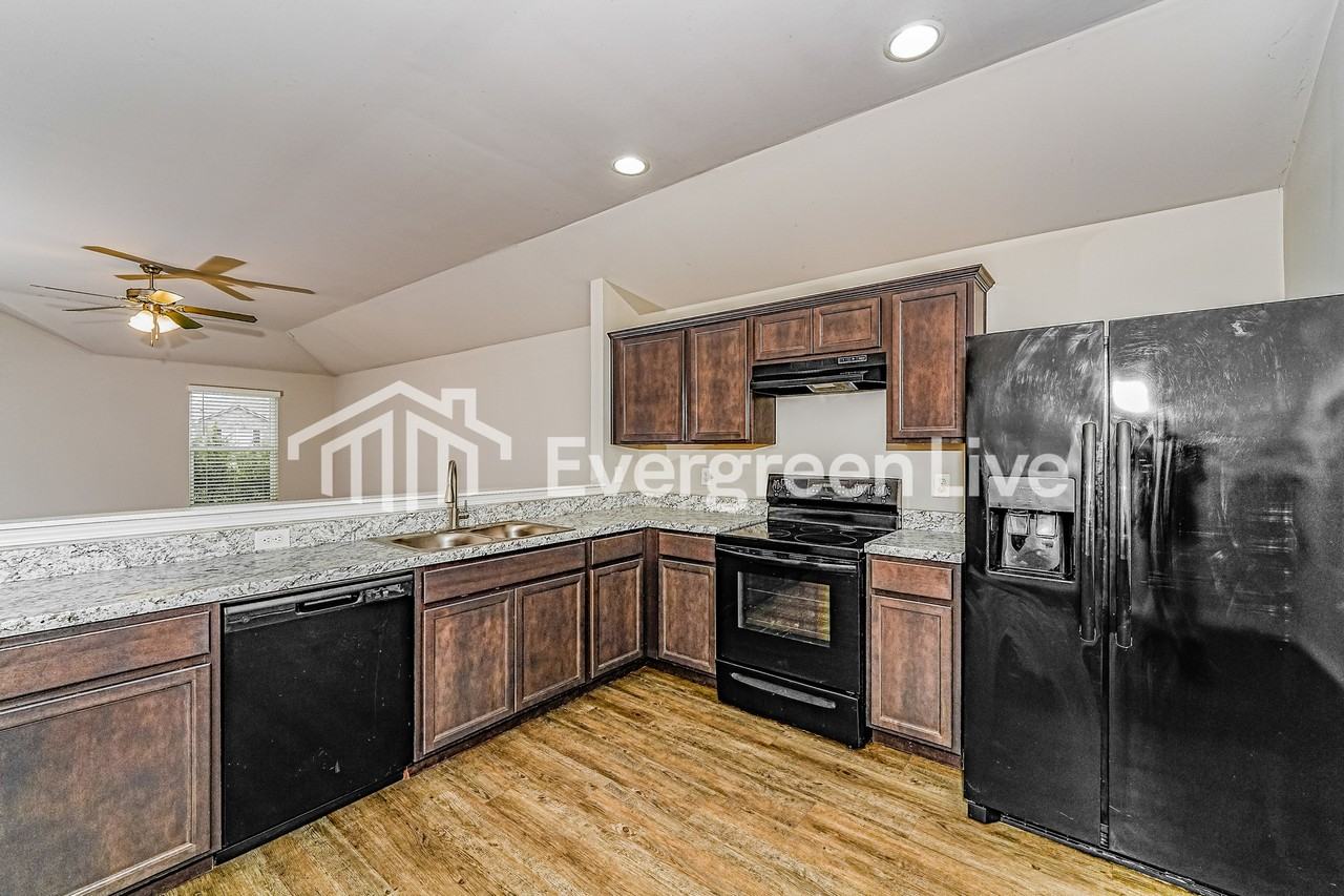 1045 Brookhaven Dr - Photo 7 of 17