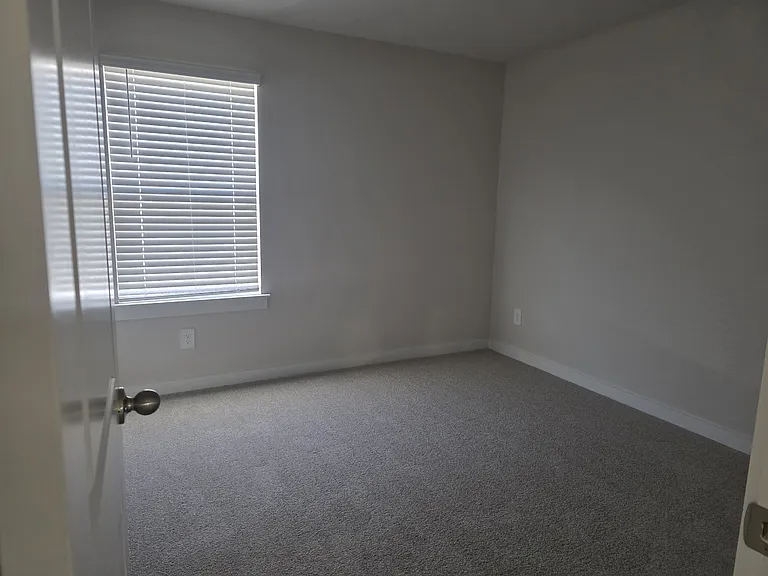 4718 Oak Point Dr - Photo 4 of 4