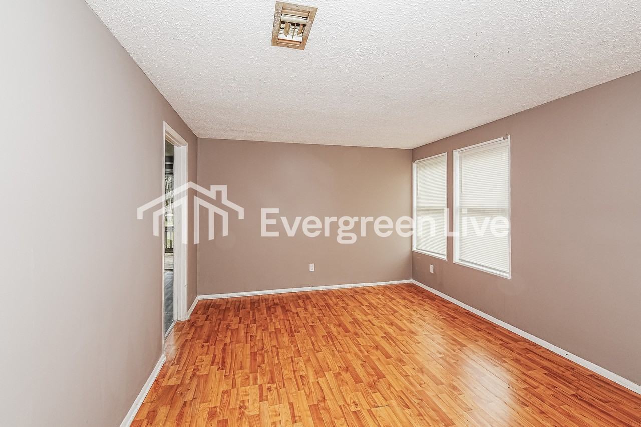 121 Winchester Dr - Photo 4 of 15