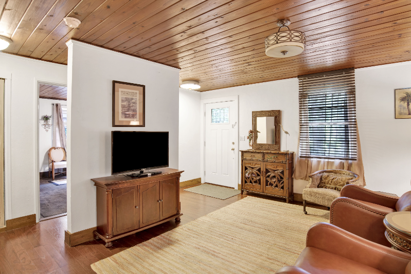 571 Dogwood Ave - Photo 4 of 12