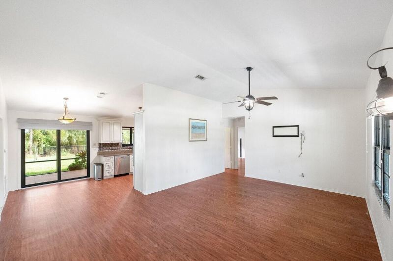 5426 Nw Clark Ave - Photo 3 of 19