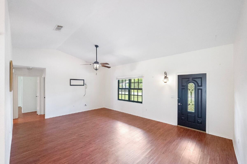 5426 Nw Clark Ave - Photo 4 of 19