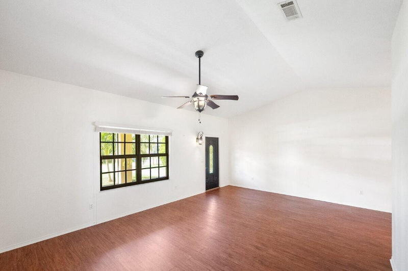 5426 Nw Clark Ave - Photo 5 of 19