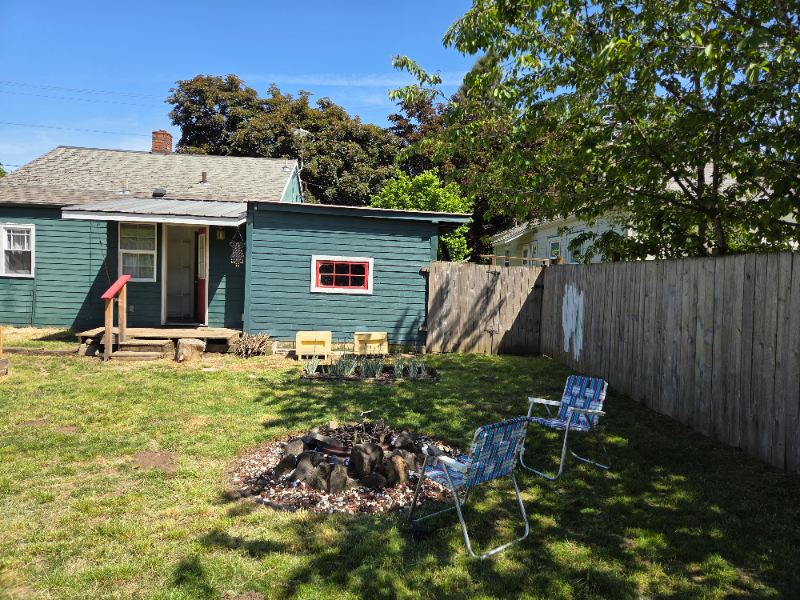 2075 Berry St Se - Photo 4 of 13