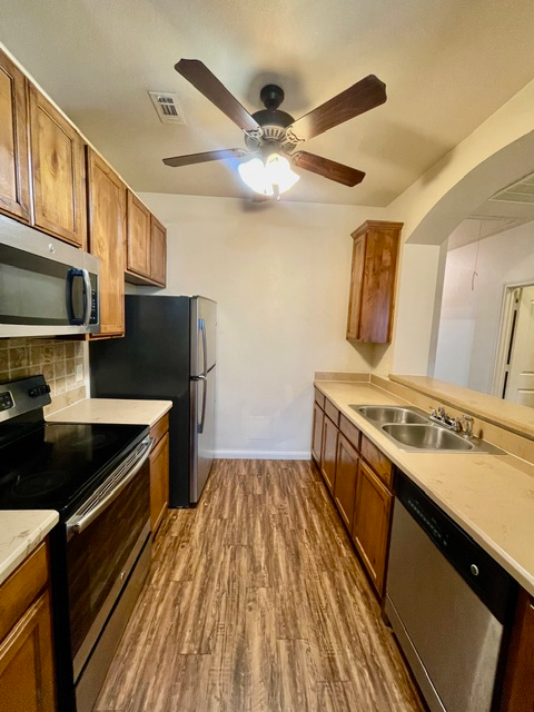 2001 Kirby Lee St - Photo 3 of 11