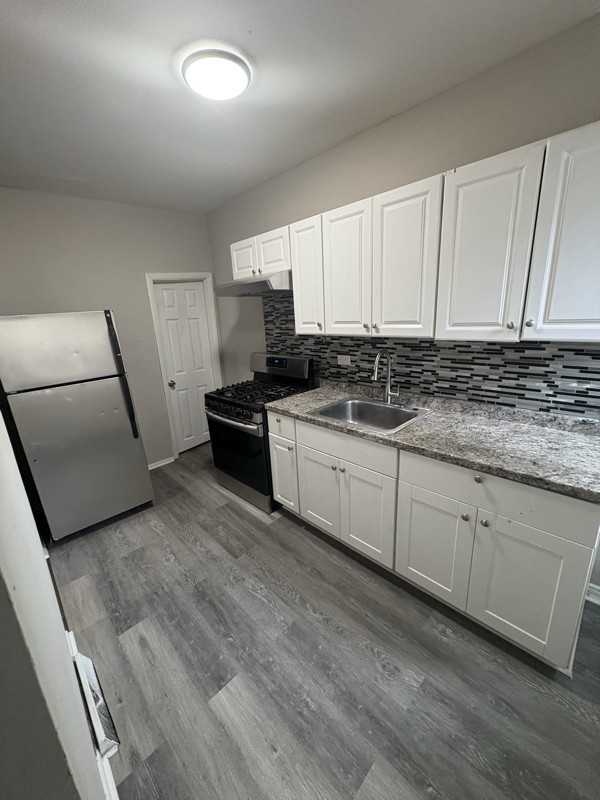 2416 W Franklin St - Photo 6 of 19