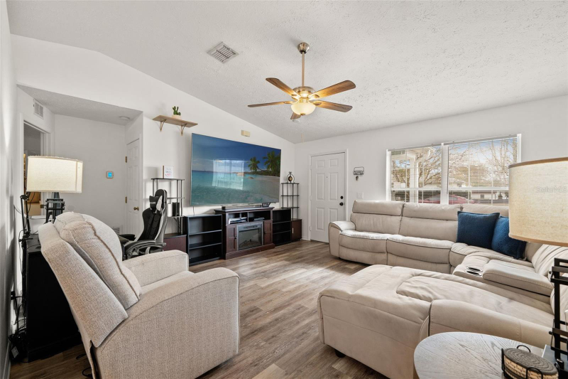 6621 W Robin Ln - Photo 4 of 20