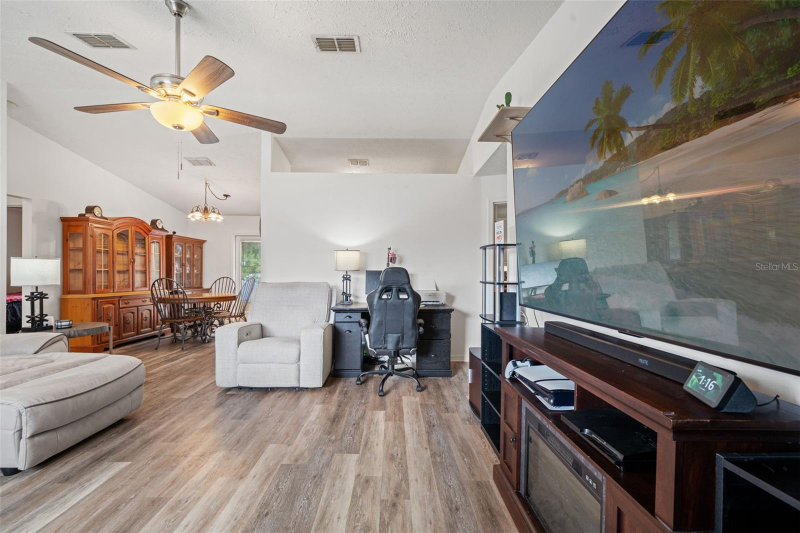 6621 W Robin Ln - Photo 5 of 20