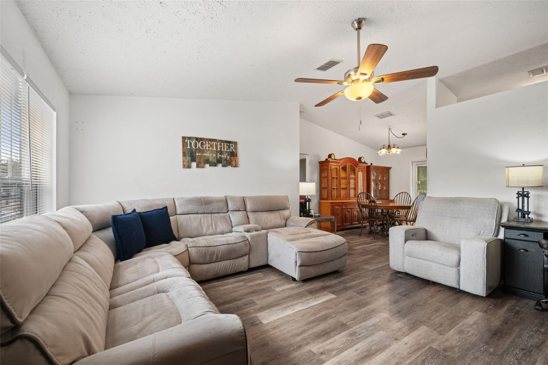 6621 W Robin Ln - Photo 7 of 20