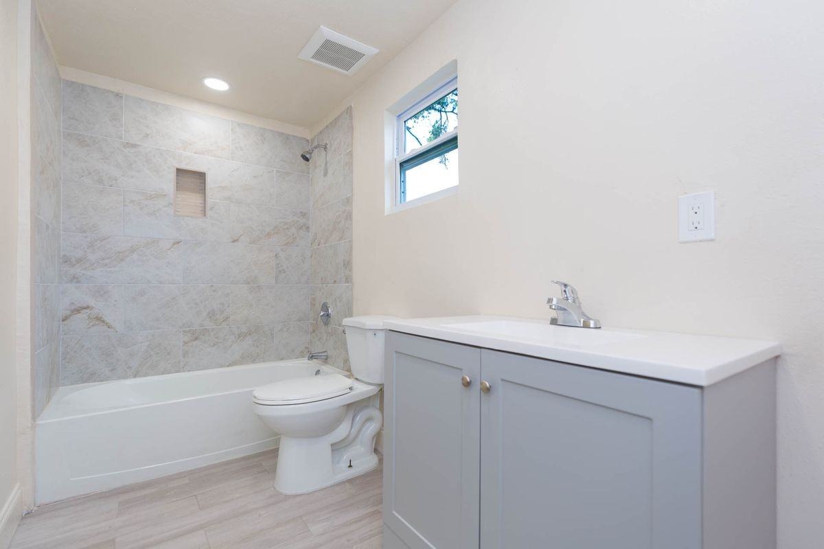3008 N 17th St - Photo 3 of 3