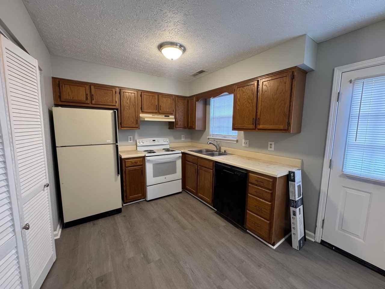 470 Three Springs Rd - Photo 3 of 12