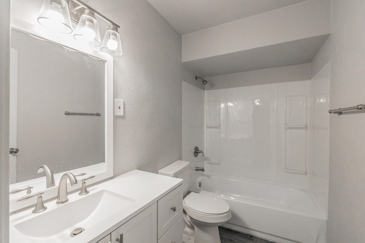 107 W Groves St #5 - Photo 2 of 4