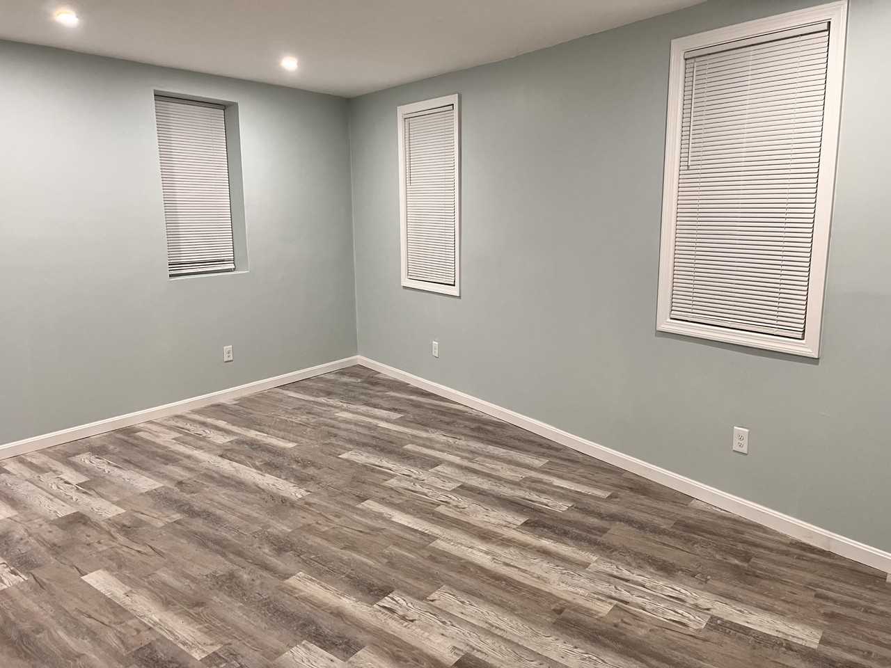 537 Bay St #1LEFT - Photo 4 of 10