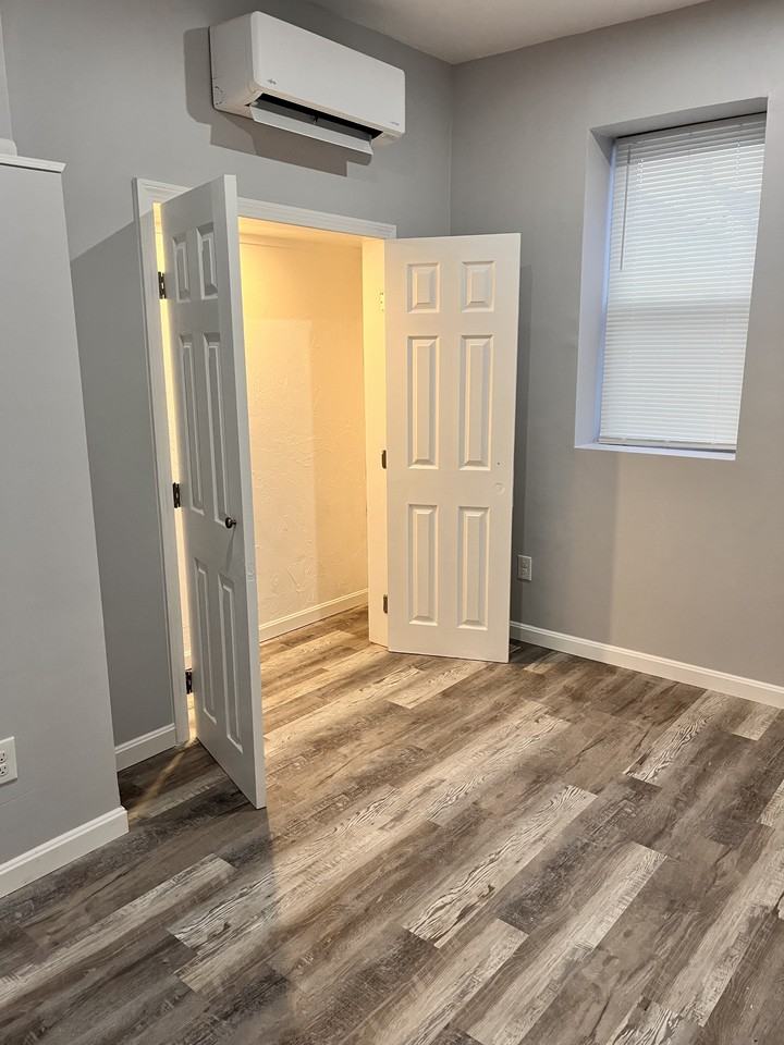 537 Bay St #1LEFT - Photo 5 of 10