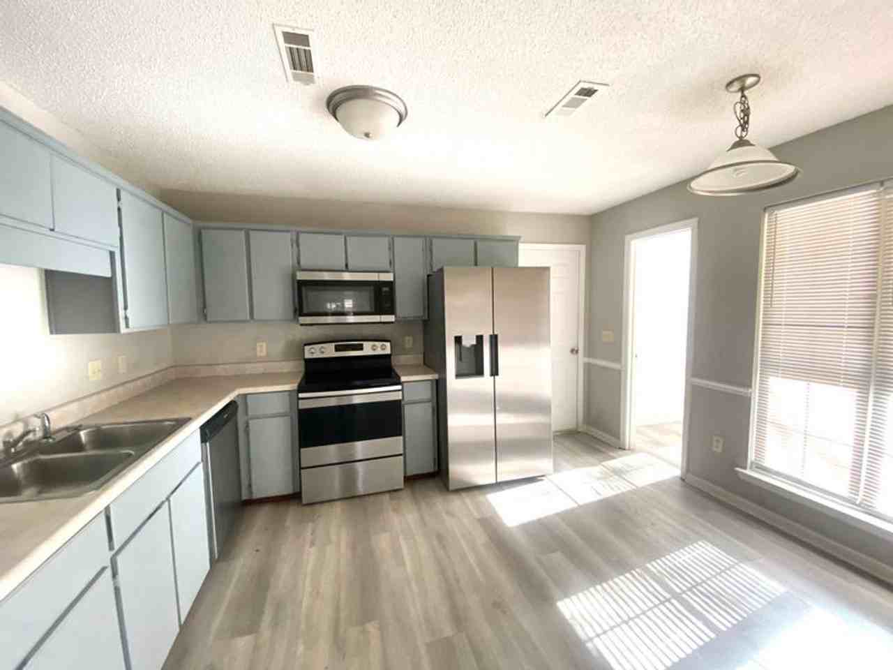 424 Lancaster Loop - Photo 5 of 7