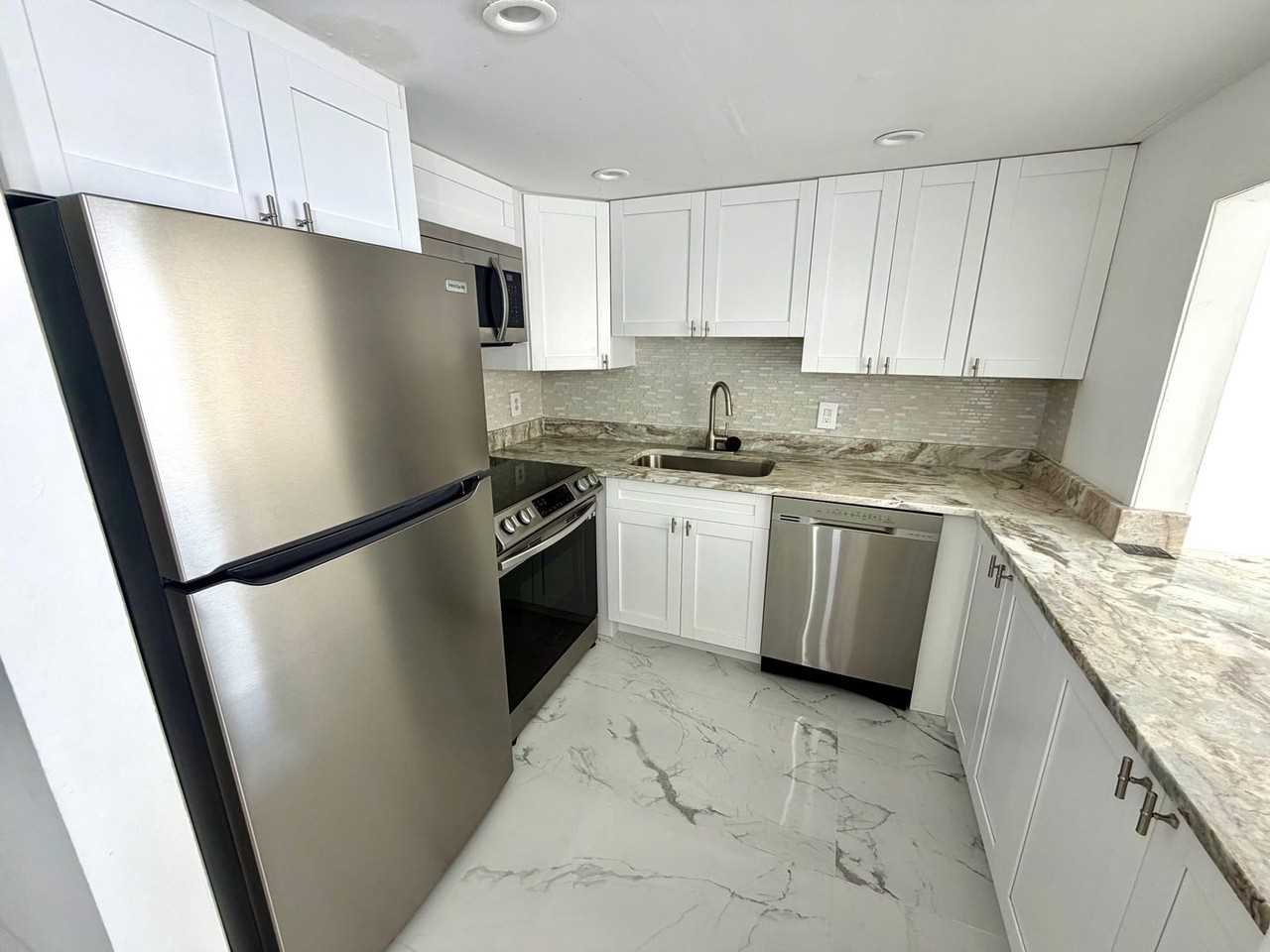 4550 Cove Cir #905 - Photo 4 of 19