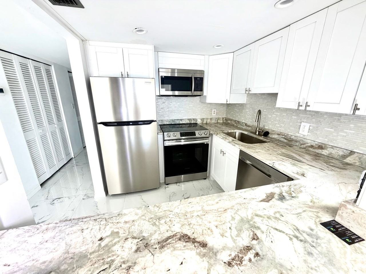 4550 Cove Cir #905 - Photo 5 of 19