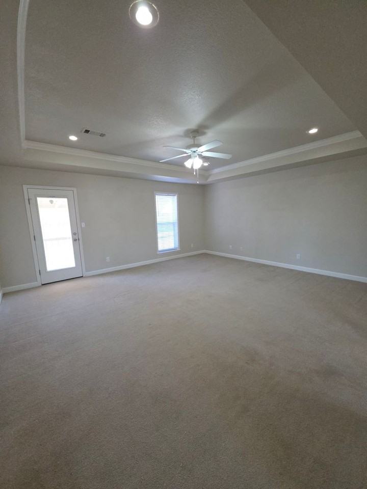 2102 S Greenwich Ave - Photo 2 of 26