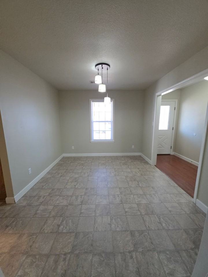 2102 S Greenwich Ave - Photo 4 of 26