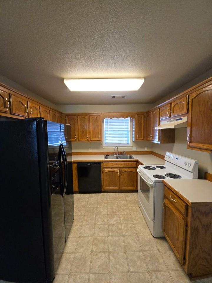 2102 S Greenwich Ave - Photo 6 of 26