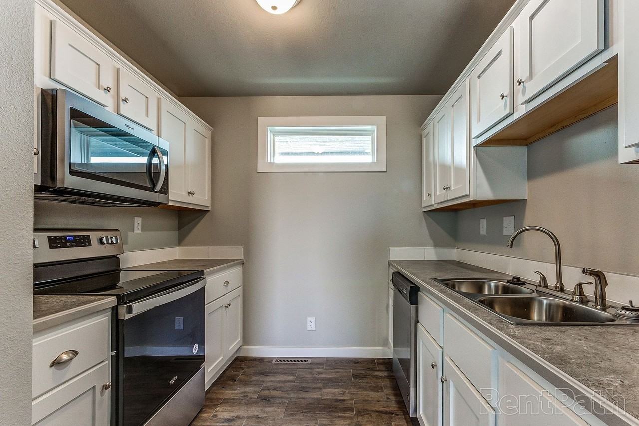 227 Omnia Street - Photo 4 of 50