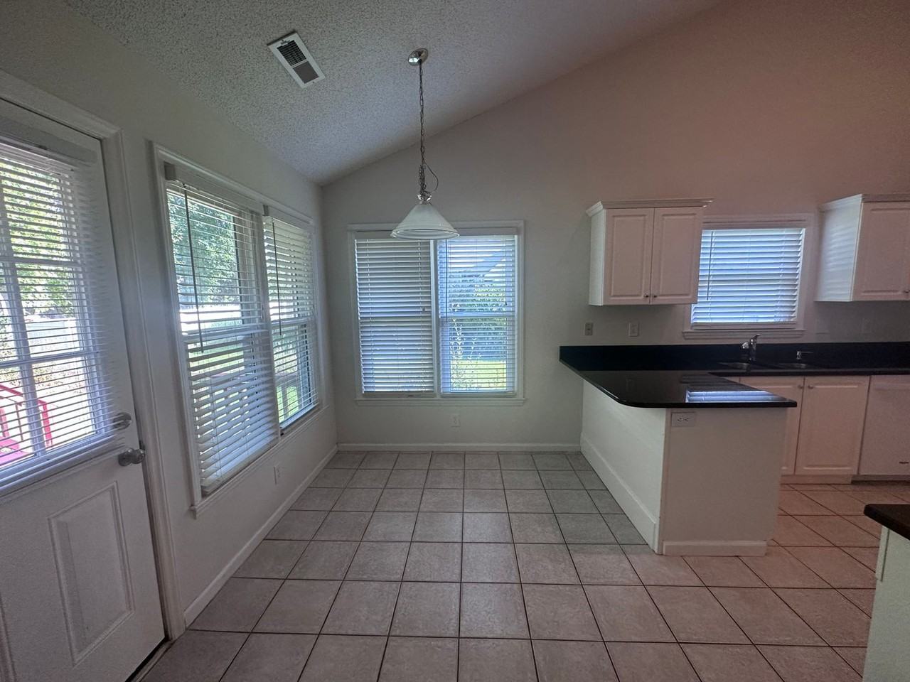 633 Hampton Rd N - Photo 3 of 22