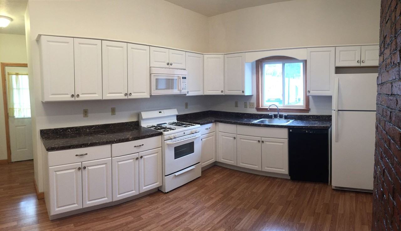 133 Lincoln Ave - Photo 3 of 7