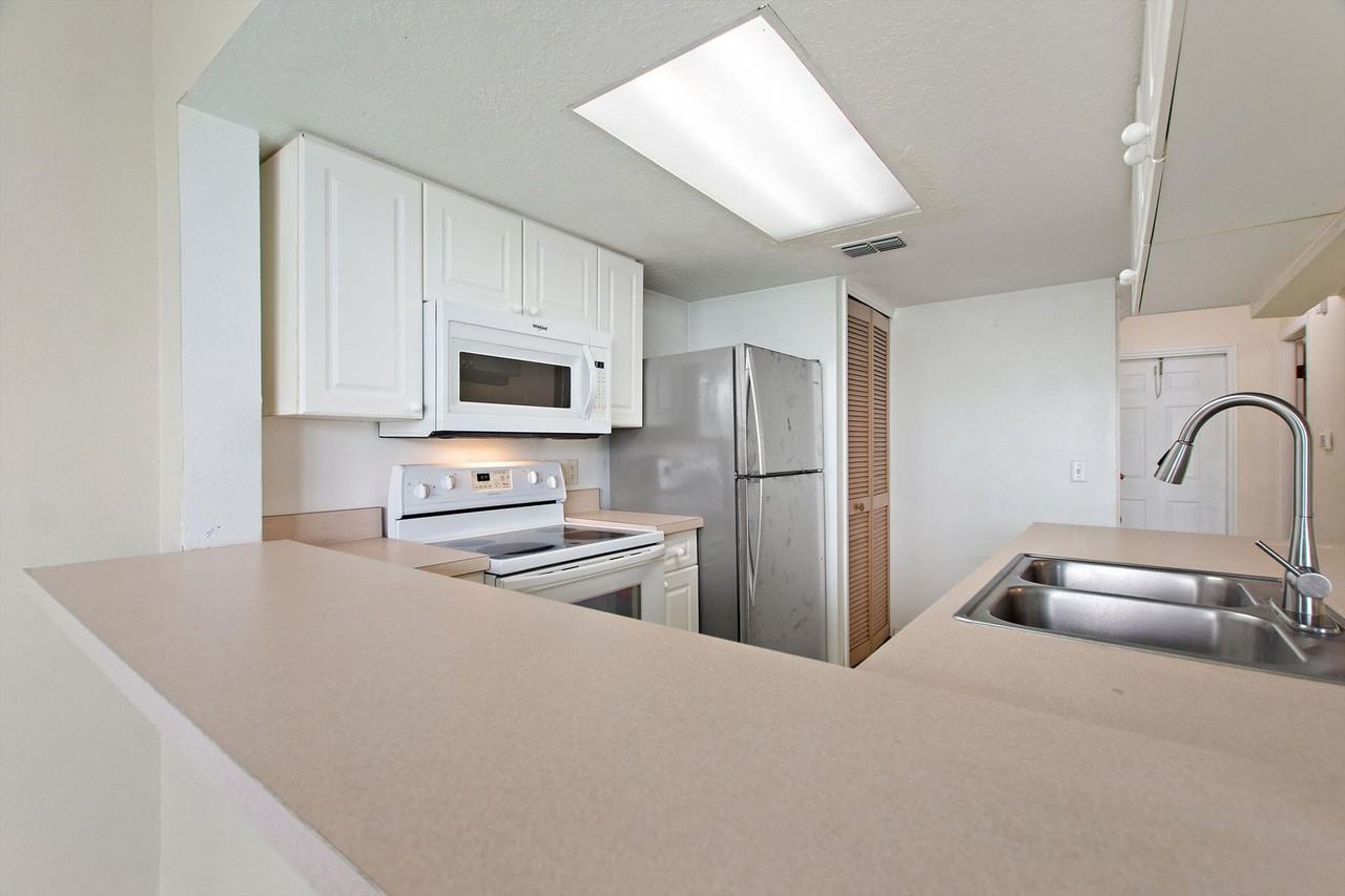 1100 Coco Plum Dr - Photo 3 of 28