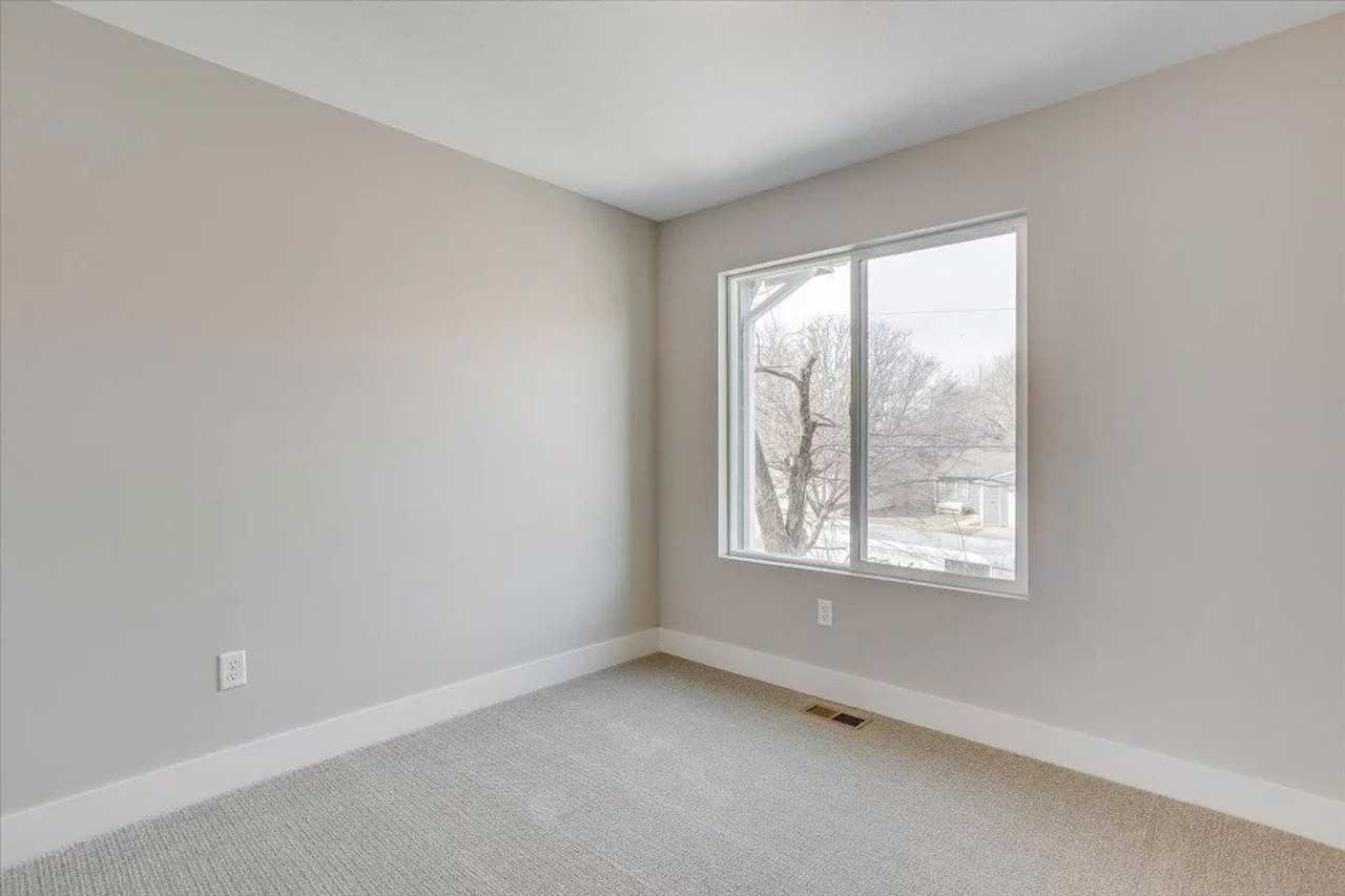 218 N Tracy St - Photo 7 of 11