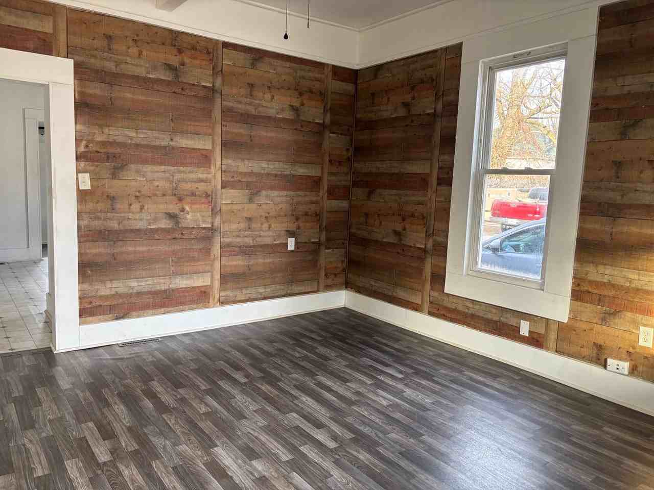 921 W Division St - Photo 2 of 21