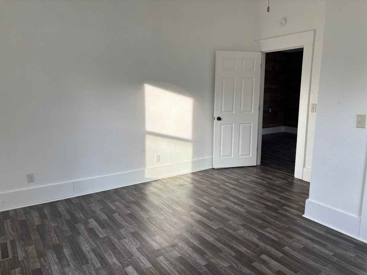 921 W Division St - Photo 4 of 21