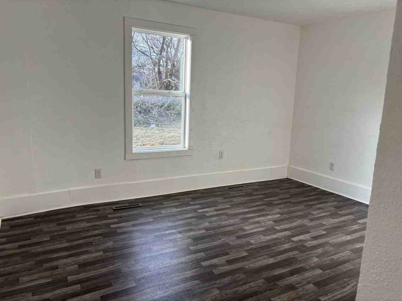 921 W Division St - Photo 5 of 21