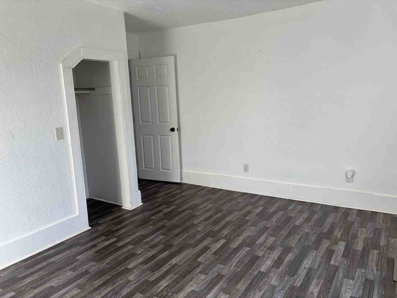 921 W Division St - Photo 6 of 21