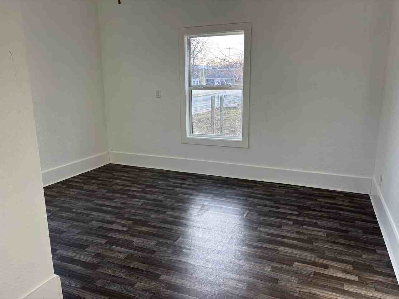 921 W Division St - Photo 7 of 21