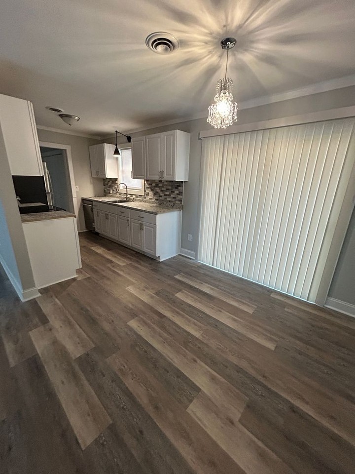 4764 Longview Dr - Photo 3 of 18