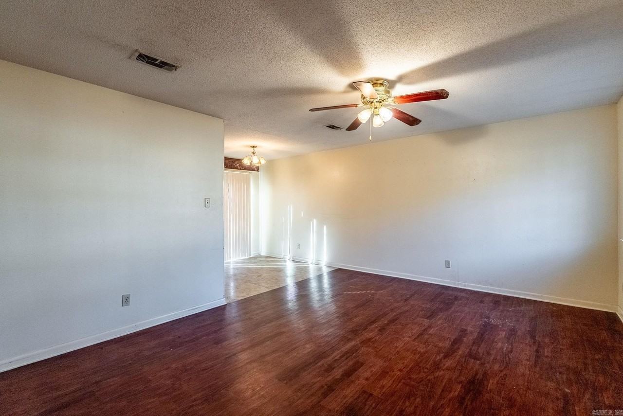 6104 Meadowbrook Ln - Photo 7 of 19